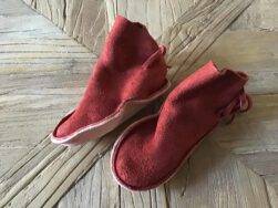 Pueblo Baby/Kindermoccasins aus rotbraunem Leder