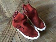 Pueblo Baby/Kindermoccasins aus rotbraunem Leder