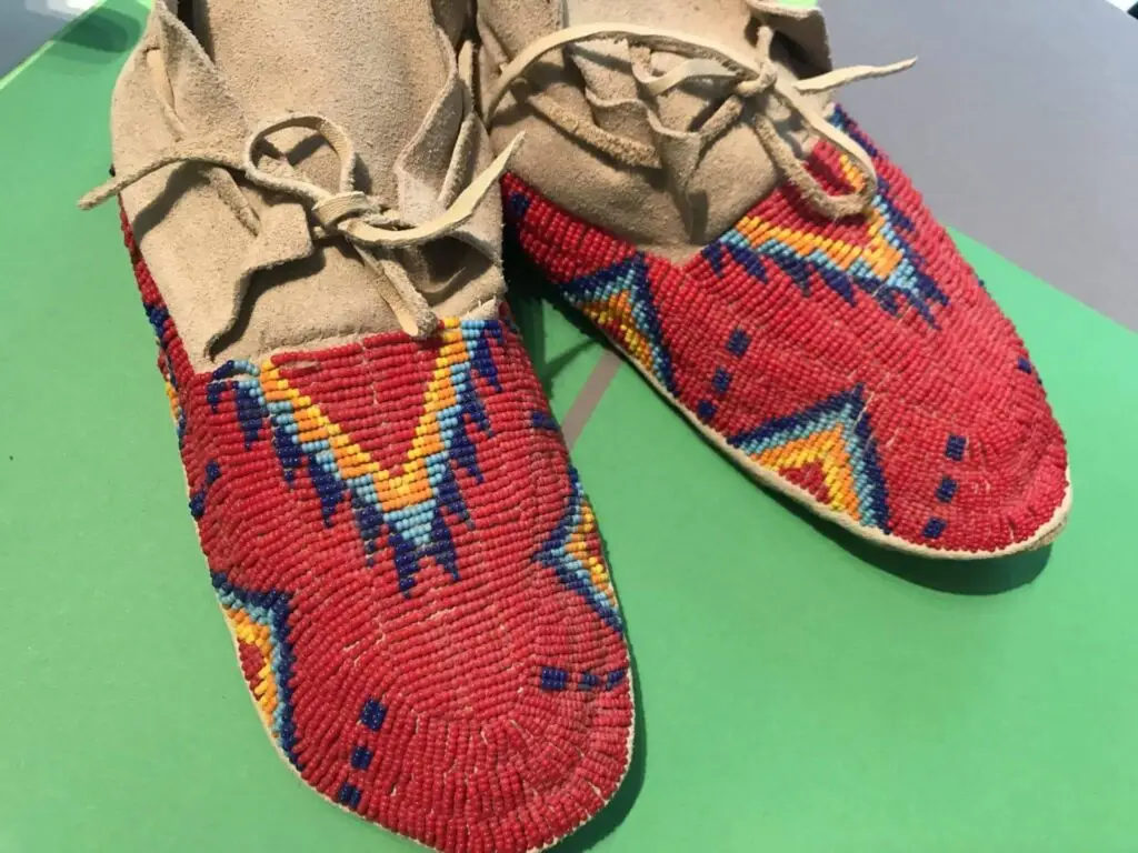 Mokassins indigener Kunsthandwerker kaufen 1 Sific Pretty Hip (Lakota) – beaded Moccasins