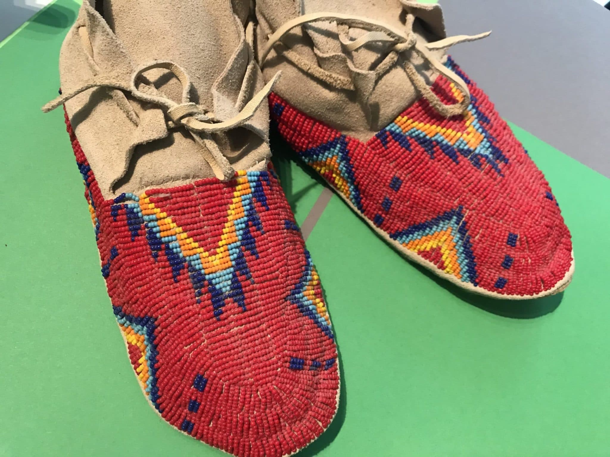 Sific Pretty Hip (Lakota) – beaded Moccasins