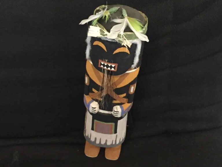Einführung in Kachina Kunst 2 Ambrose Namokin (Hopi) – Tsakwaina Warrior Kachina