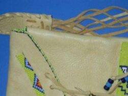 Douglas Fast Horse (Oglala Lakota) – Elchledertasche