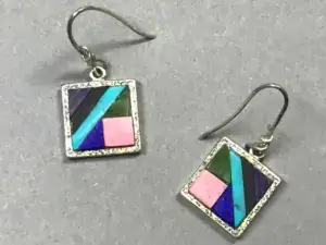 https://www.prairiewind.ch/produkt/bennard-dallasvuyoma-mosaic-inlay-haenger/