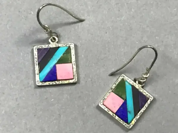 https://www.prairiewind.ch/produkt/bennard-dallasvuyoma-mosaic-inlay-haenger/