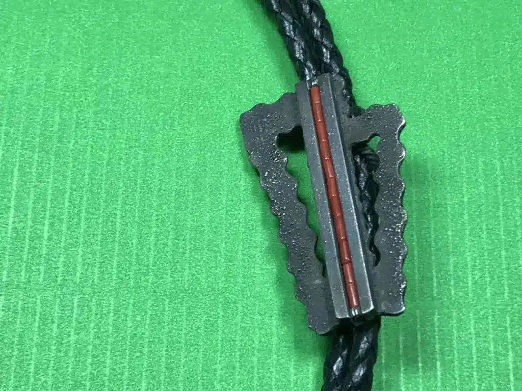 https://www.prairiewind.ch/produkt/aaron-broheshoulder-shawnee-choctaw-kewa-bolo-tie-mit-regenwolken/