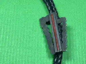 Wichtige Motive im Pueblo Schmuck erklärt 2 https://www.prairiewind.ch/produkt/aaron-broheshoulder-shawnee-choctaw-kewa-bolo-tie-mit-regenwolken/