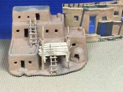 Marty Romero (Taos Pueblo) – Miniatur Pueblo Adobe House
