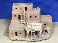 Marty Romero (Taos Pueblo) – Miniatur Pueblo Adobe House