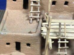 Marty Romero (Taos Pueblo) – Miniatur Pueblo Adobe House