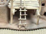 Marty Romero (Taos Pueblo) – Miniatur Pueblo Adobe House