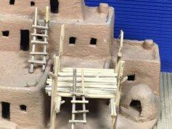Marty Romero (Taos Pueblo) – Miniatur Pueblo Adobe House