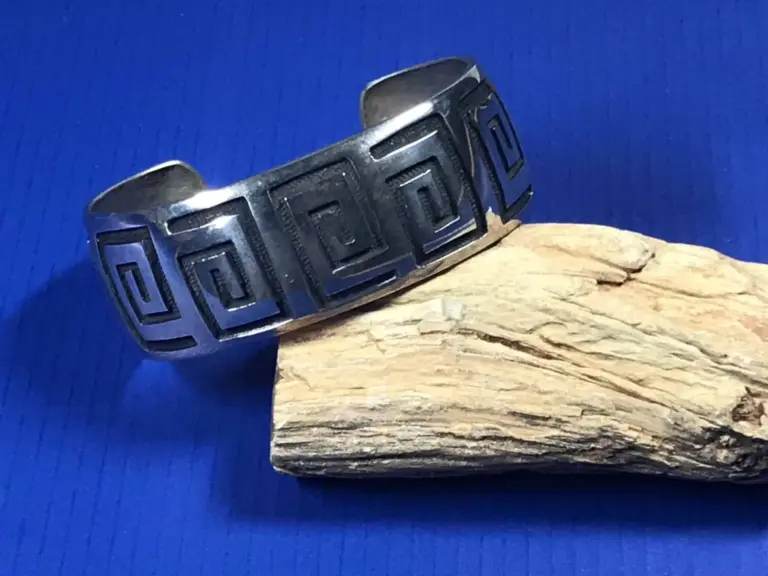 Hopi Overlay Schmuck erkennen und richtig einordnen 2 AndersonKoinva(Hopi)&#;ArmreifinOverlay Technik