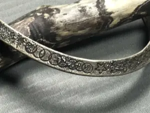 Was bedeutet Sterling bei Silberschmuck? 3 AaronBrokeshoulder(Shawnee Choktaw Pueblo)&#;Silberarmreif