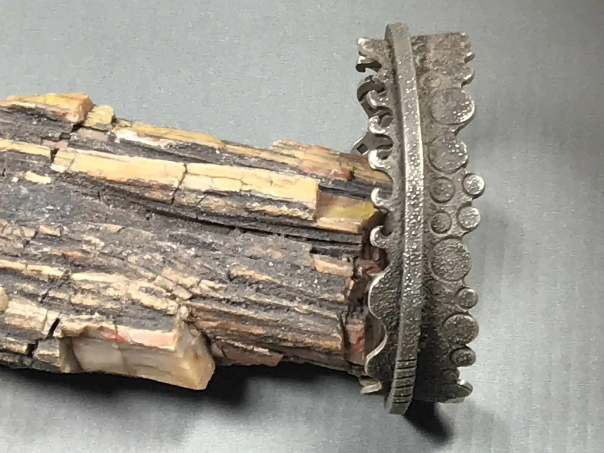 Aaron Brokeshoulder (Shawnee-Choctaw-Pueblo) - Silberarmreif mit Pueblo-Motiven 2 AaronBrokeshoulder(Shawnee Choktaw Pueblo)&#;SilberarmreifmitPueblo Motiven