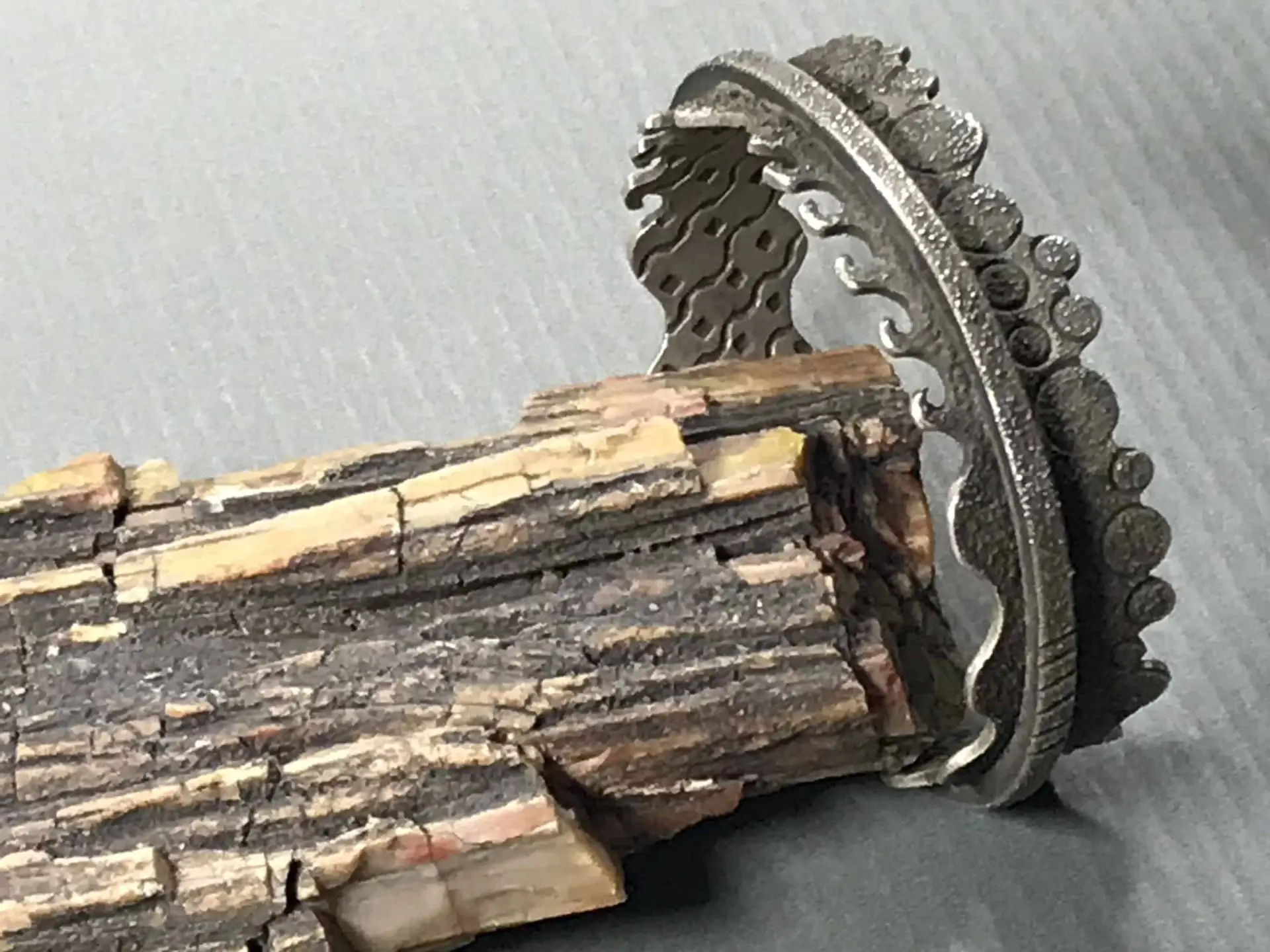 Aaron Brokeshoulder (Shawnee-Choctaw-Pueblo) - Silberarmreif mit Pueblo-Motiven 3 AaronBrokeshoulder(Shawnee Choktaw Pueblo)&#;SilberarmreifmitPueblo Motiven