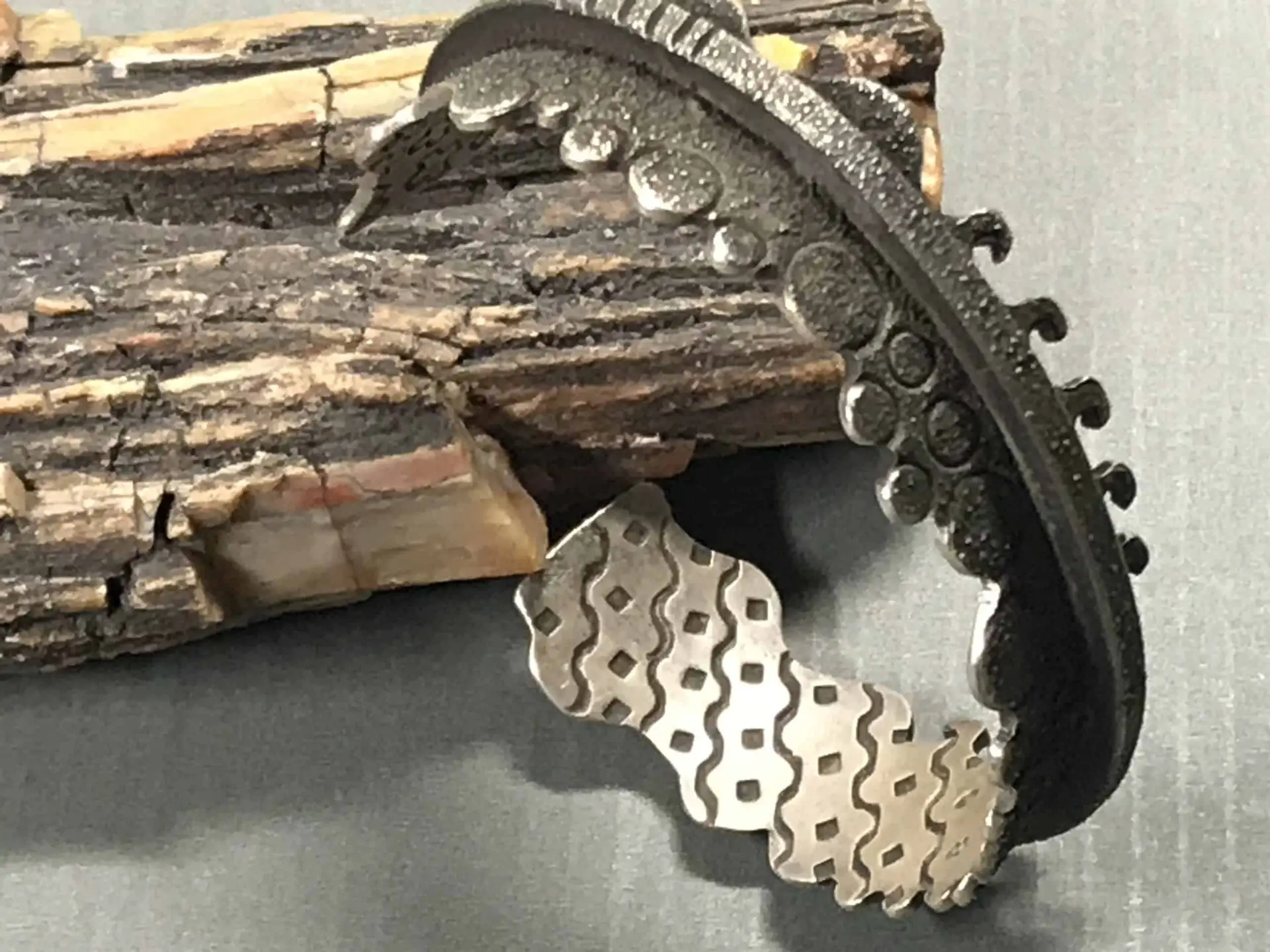 Aaron Brokeshoulder (Shawnee-Choctaw-Pueblo) - Silberarmreif mit Pueblo-Motiven 1 AaronBrokeshoulder(Shawnee Choktaw Pueblo)&#;SilberarmreifmitPueblo Motiven