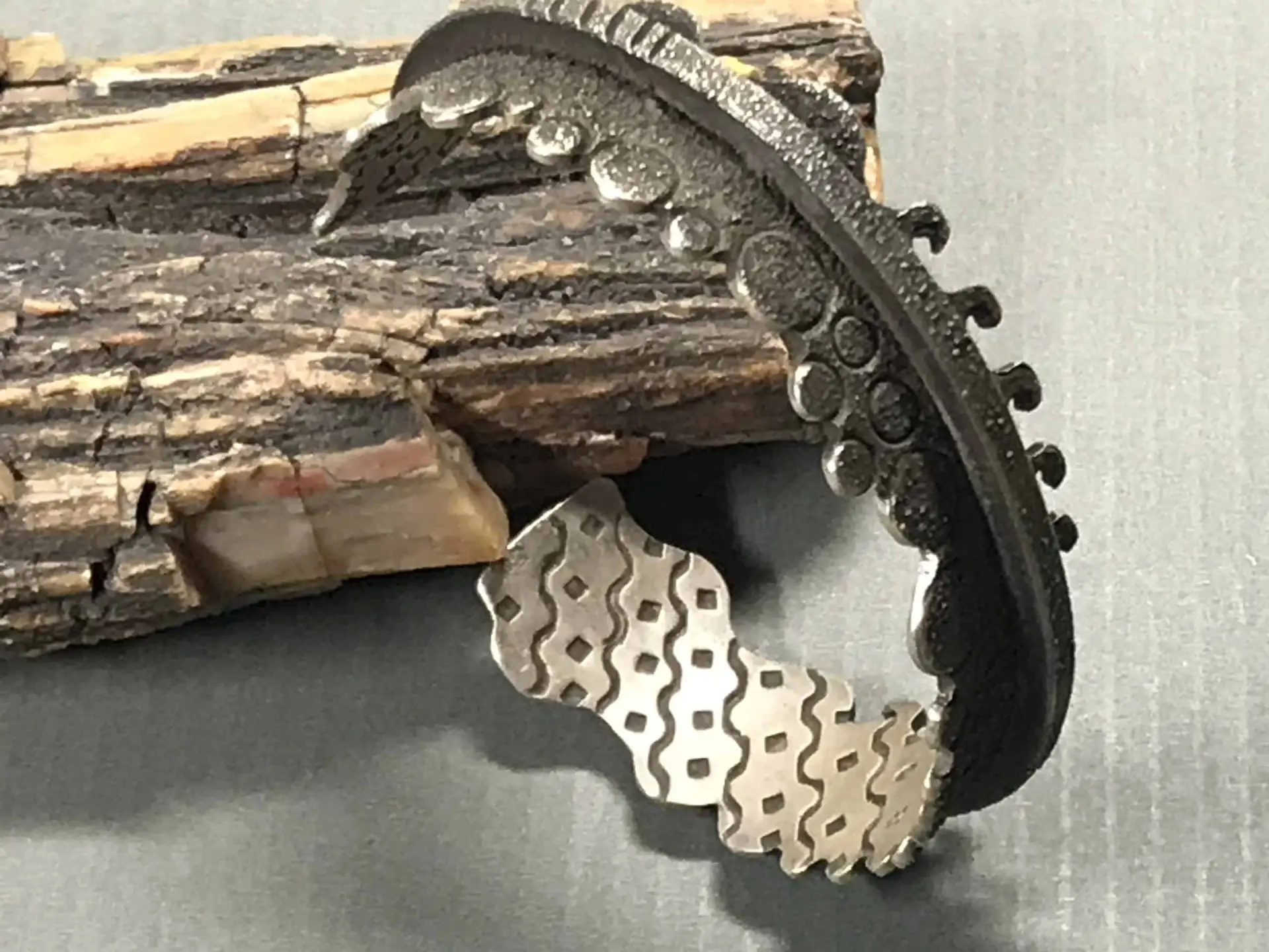 Aaron Brokeshoulder (Shawnee-Choctaw-Pueblo) - Silberarmreif mit Pueblo-Motiven 4 AaronBrokeshoulder(Shawnee Choktaw Pueblo)&#;SilberarmreifmitPueblo Motiven