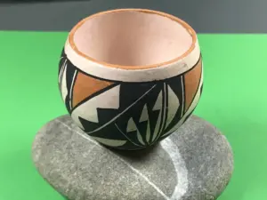 Guide zu indigener Töpferkunst verstehen 1 LucindaVictorino(Acoma)&#;Töpfchen