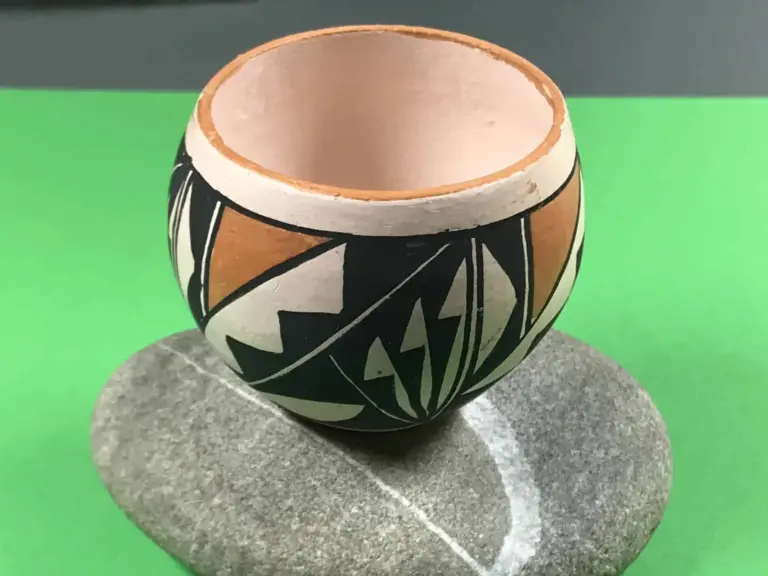 Guide zu indigener Töpferkunst verstehen 2 LucindaVictorino(Acoma)&#;Töpfchen