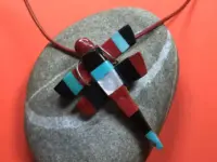 https://www.prairiewind.ch/produkt/cheryl-beyuka-zuni-libellen-anhaenger/