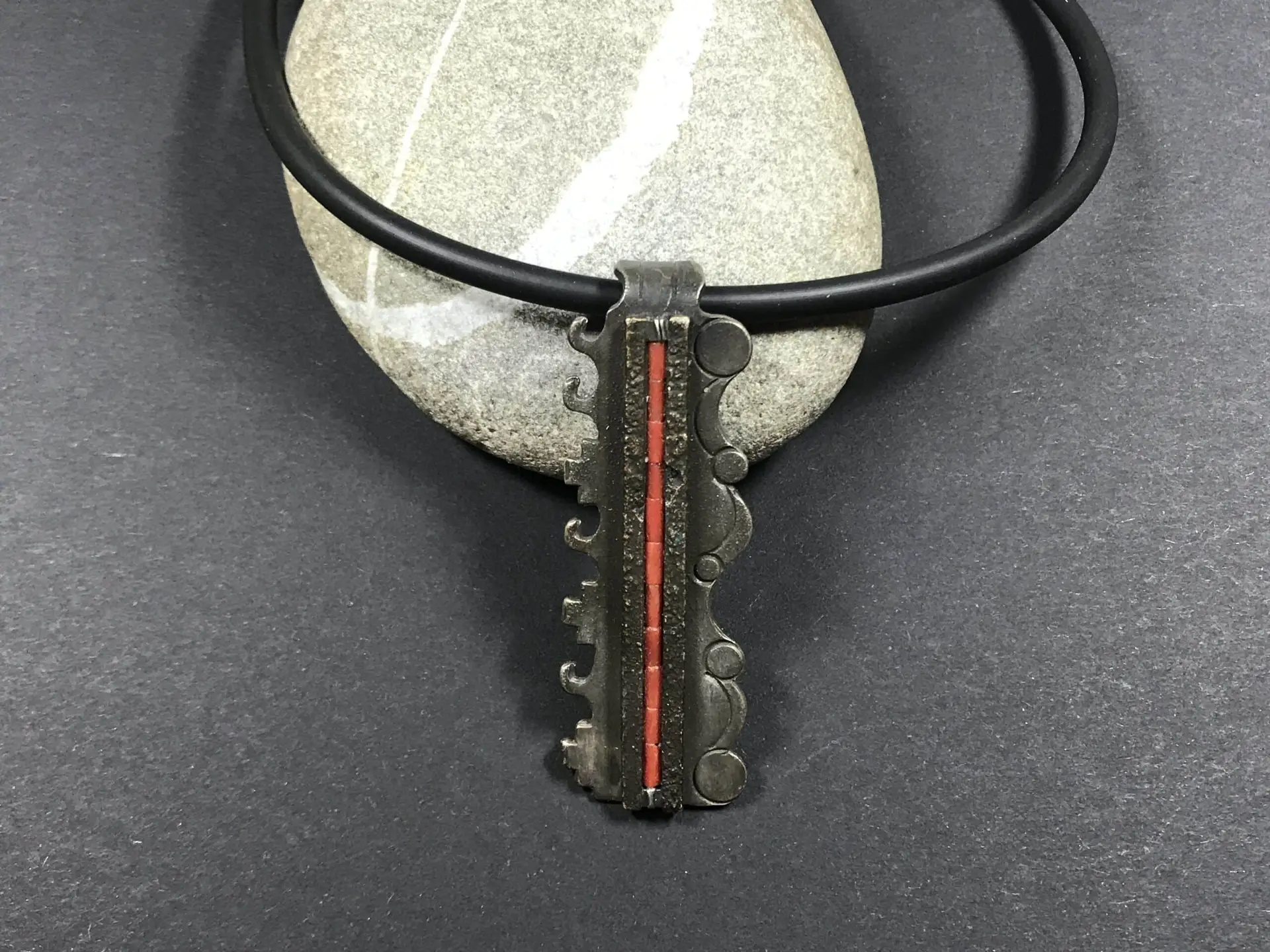 Aaron Brokeshoulder (Shawnee-Choctaw-Pueblo) - Silberanhänger 2 AaronBrokeshoulder(Shawnee Choktaw Pueblo)&#;Silberanhänger