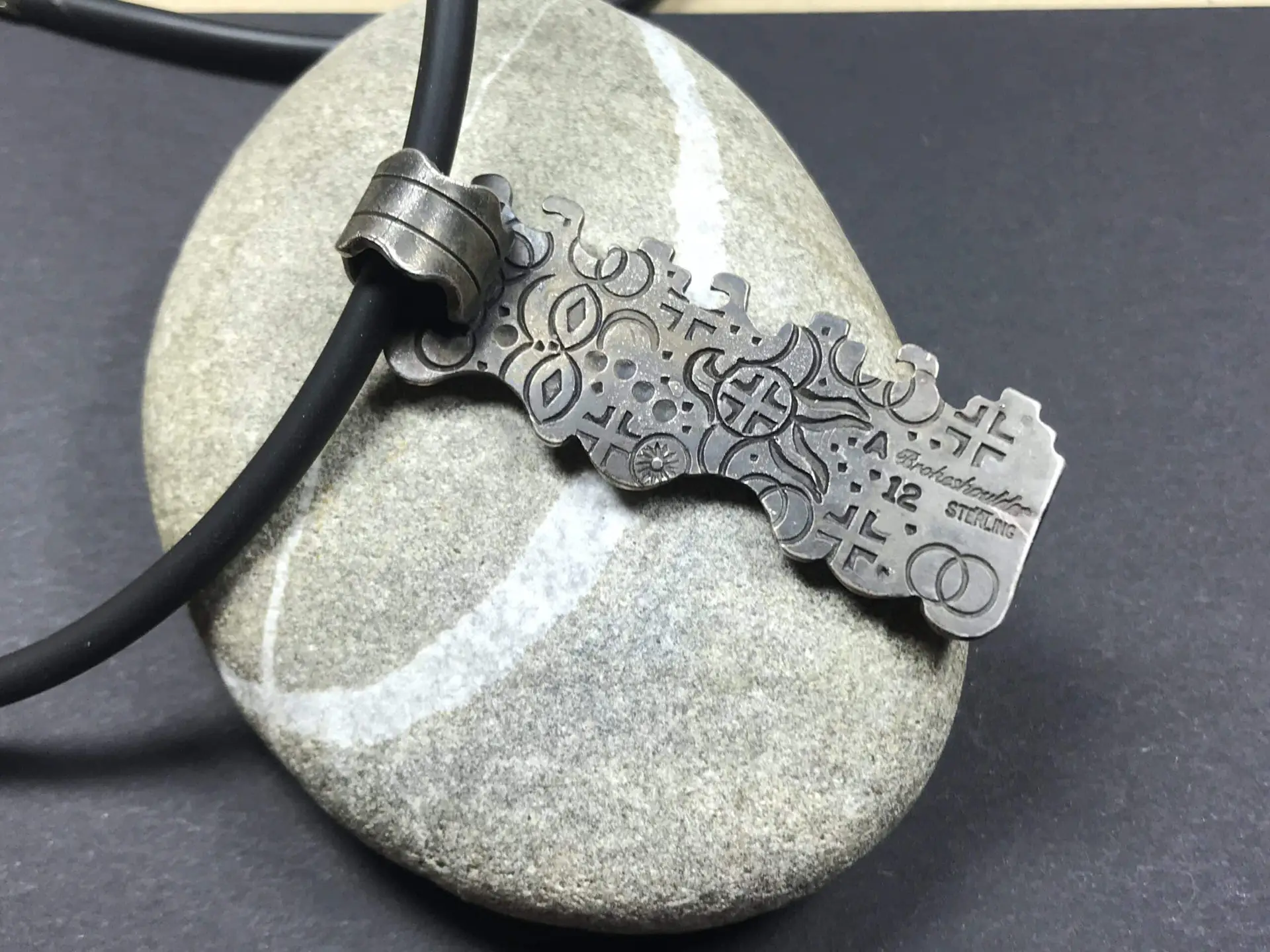 Aaron Brokeshoulder (Shawnee-Choctaw-Pueblo) - Silberanhänger 4 AaronBrokeshoulder(Shawnee Choktaw Pueblo)&#;Silberanhänger