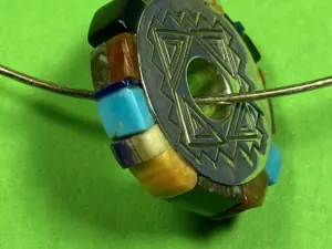 Fünf Materialien traditioneller Schmuckkunst 5 Tony Chino (Acoma) – Silberkreis