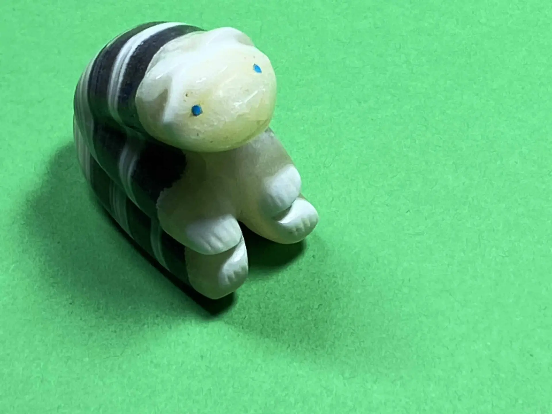 Rosella Lunasee (Zuni) – Sitzender Bär