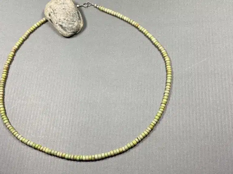 Kewa Heishi Schmuck - Guide für echte Handarbeit 2 Betty Rodriguez (Kewa) – olivgrüne Türkishalskette