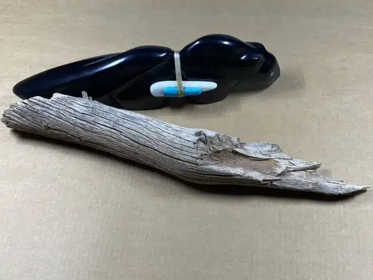 Wer fertigt Zuni Kunst? Herkunft richtig verstehen 2 Herb Halate (Zuni) - Berglöwe mit Bündel