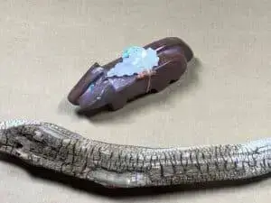 Lorandina Sheche (Zuni) - He + She-Coyote mit Bündel