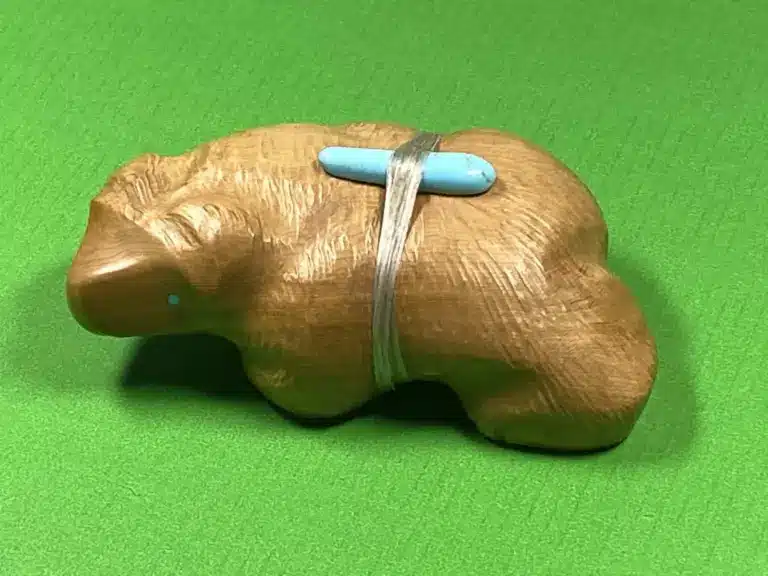 Zuni Fetische - Bedeutung richtig verstehen 2 https://www.prairiewind.ch/produkt/herb-halate-zuni-baer-mit-buendel/