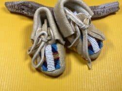 Kathy Andersen (Blackfeet) - Babymoccasins mit Glasperlen