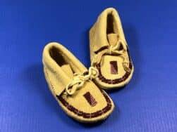 Kathy Andersen (Blackfeet) - Moccasins für Baby mit Glasperlenstickerei