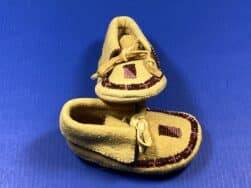 Kathy Andersen (Blackfeet) - Moccasins für Baby mit Glasperlenstickerei