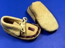 Kathy Andersen (Blackfeet) - Moccasins für Baby mit Glasperlenstickerei