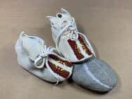 Robert Trujilla (Taos Pueblo) - weisse Babymoccasins