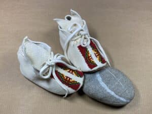 Robert Trujilla (Taos Pueblo) - weisse Babymoccasins