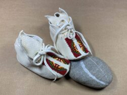 Robert Trujilla (Taos Pueblo) - weisse Babymoccasins