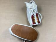Robert Trujilla (Taos Pueblo) - weisse Babymoccasins