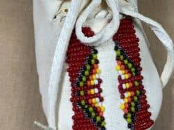 Robert Trujilla (Taos Pueblo) - weisse Babymoccasins