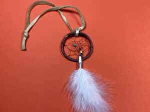 Amelia Cordell (Dakota) - Mini-Traumcatcher mit Flaumfeder