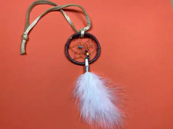 Amelia Cordell (Dakota) - Mini-Traumcatcher mit Flaumfeder