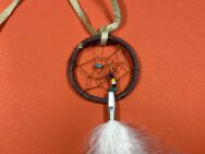 Amelia Cordell (Dakota) - Mini-Traumcatcher mit Flaumfeder