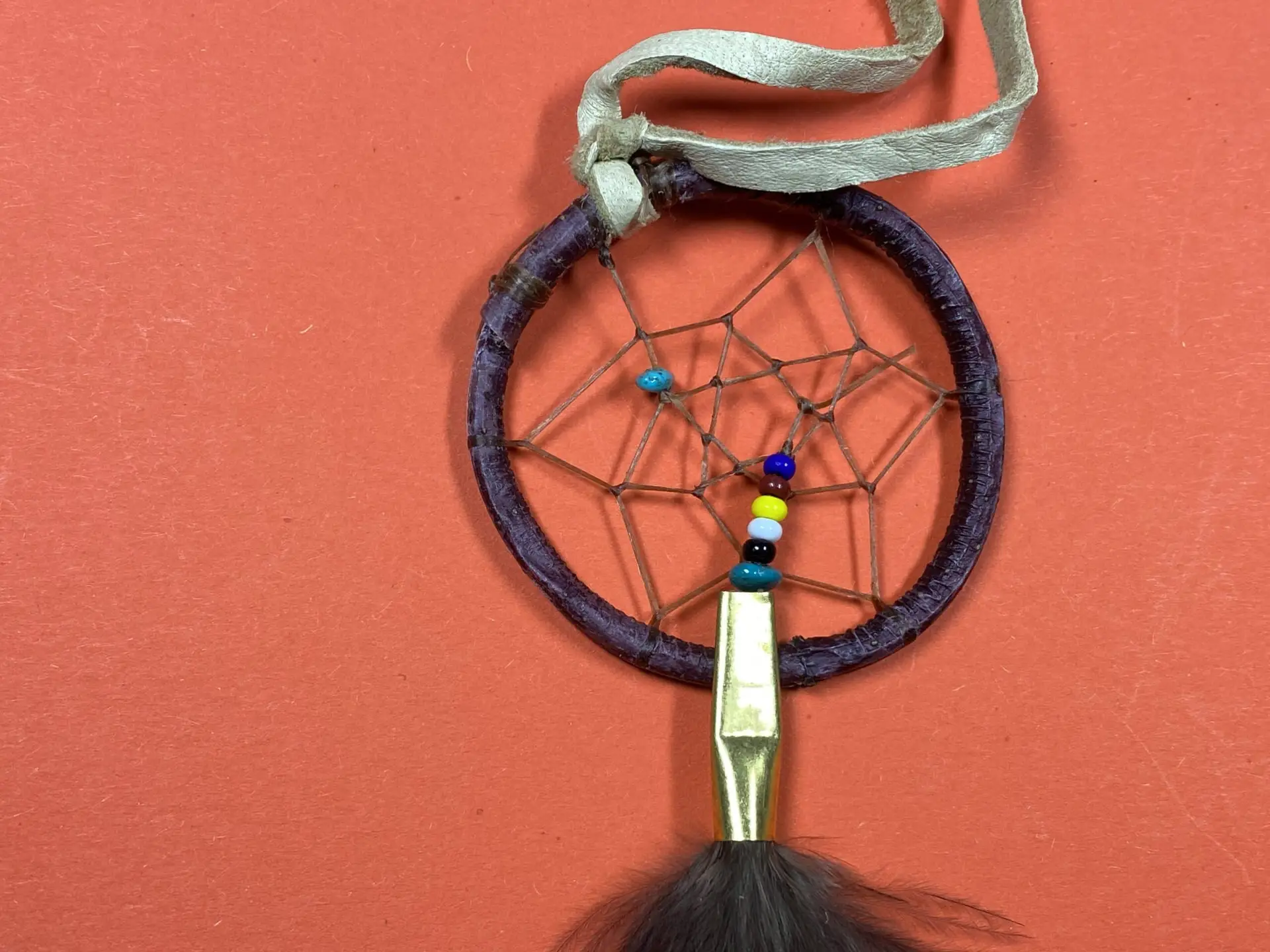 Amelia Cordell (Dakota) - Mini-Traumfänger mit brauner Feder