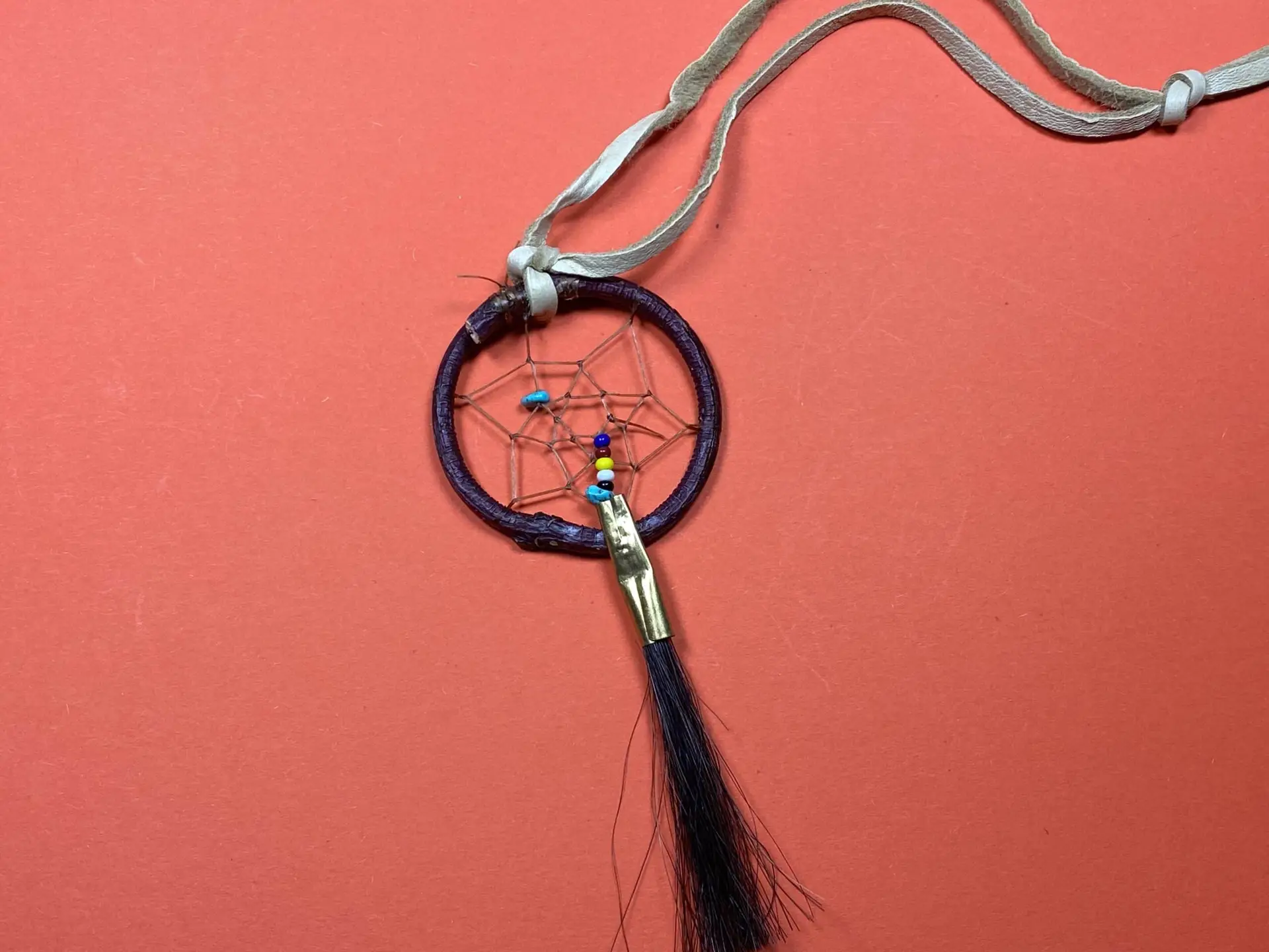 Amelia Cordell (Dakota) – Mini-Traumfänger mit Pferdehaar