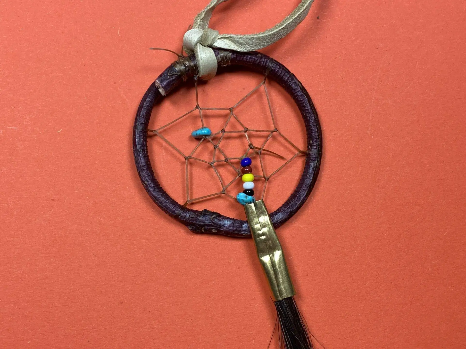 Amelia Cordell (Dakota) – Mini-Traumfänger mit Pferdehaar