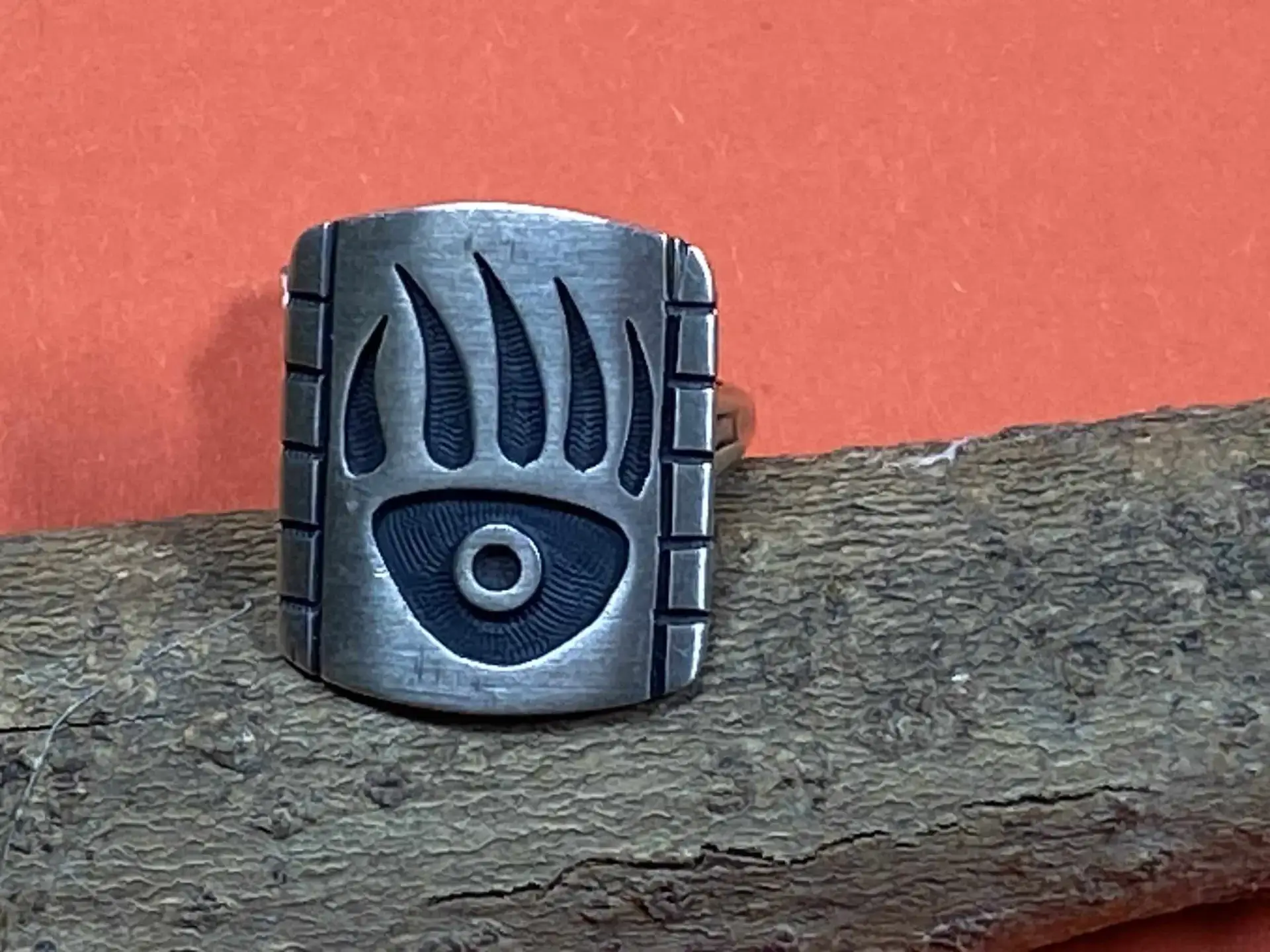 Riley Polyquaptewa (Hopi) – Overlay Ring mit Bärentatze 1 Riley Polyquaptewa (Hopi) – Overlay Ring mit Bärentatze