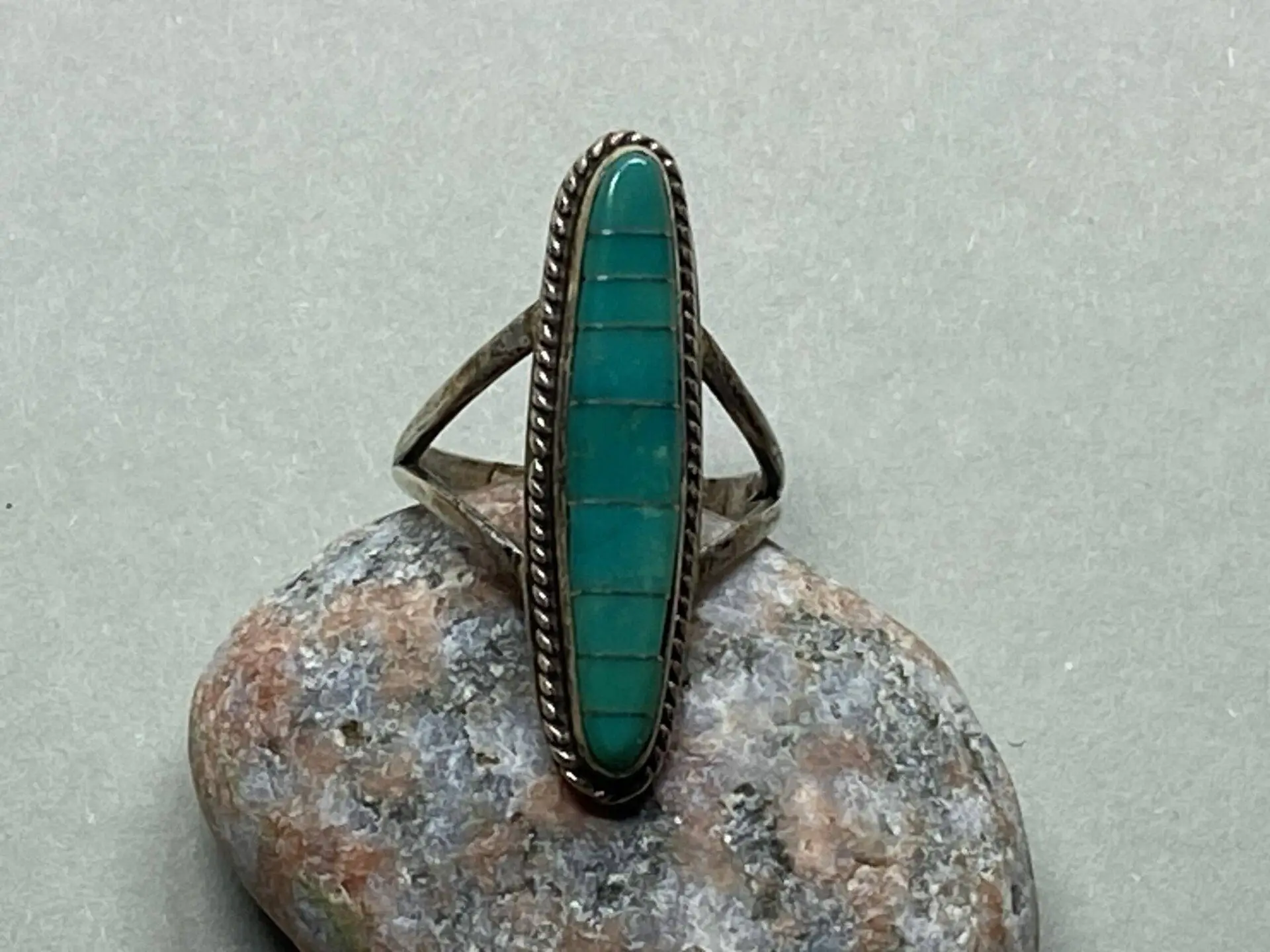 Brad Poblani (Zuni) - Fingerring mit Channel Inlay