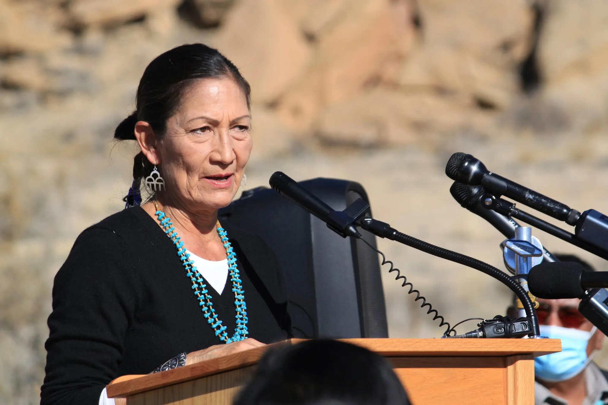 US-Innenministerin Deb Haaland spricht während einer Feier im Chaco Culture National Historical Park im Jahr 2021